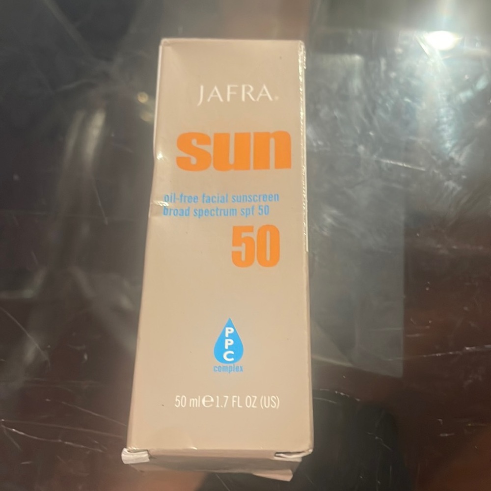 Jafra sun oil free facial sunscreen broad spectrum spf 50
